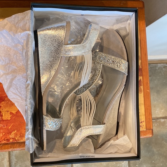 Silver heels - Picture 7 of 9